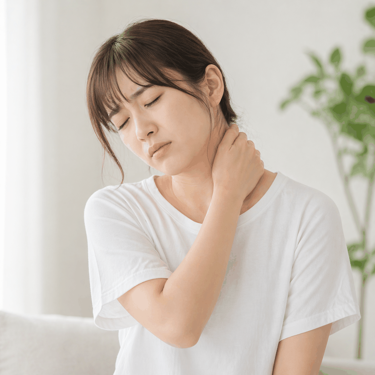 寝違えで首が痛む女性