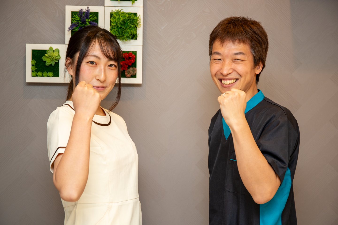 笑顔でガッツポーズするひなた整骨院のスタッフ
